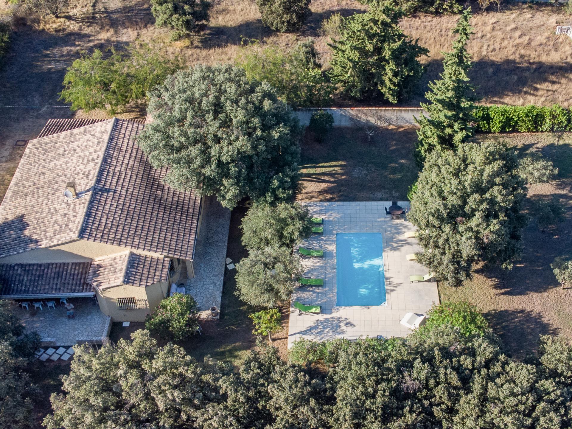 Gelijkvloerse villa met omheinde tuin en zwembad