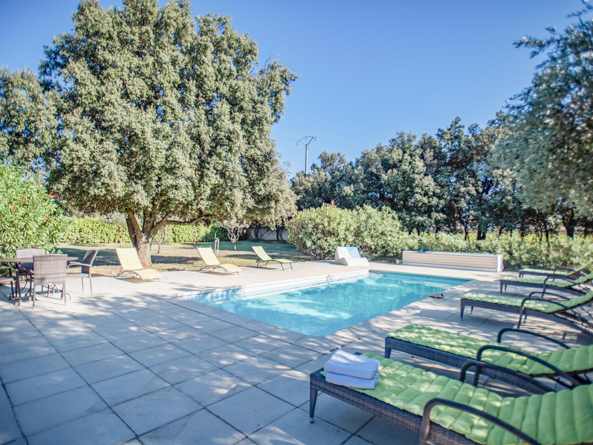 Gelijkvloerse villa met omheinde tuin en zwembad