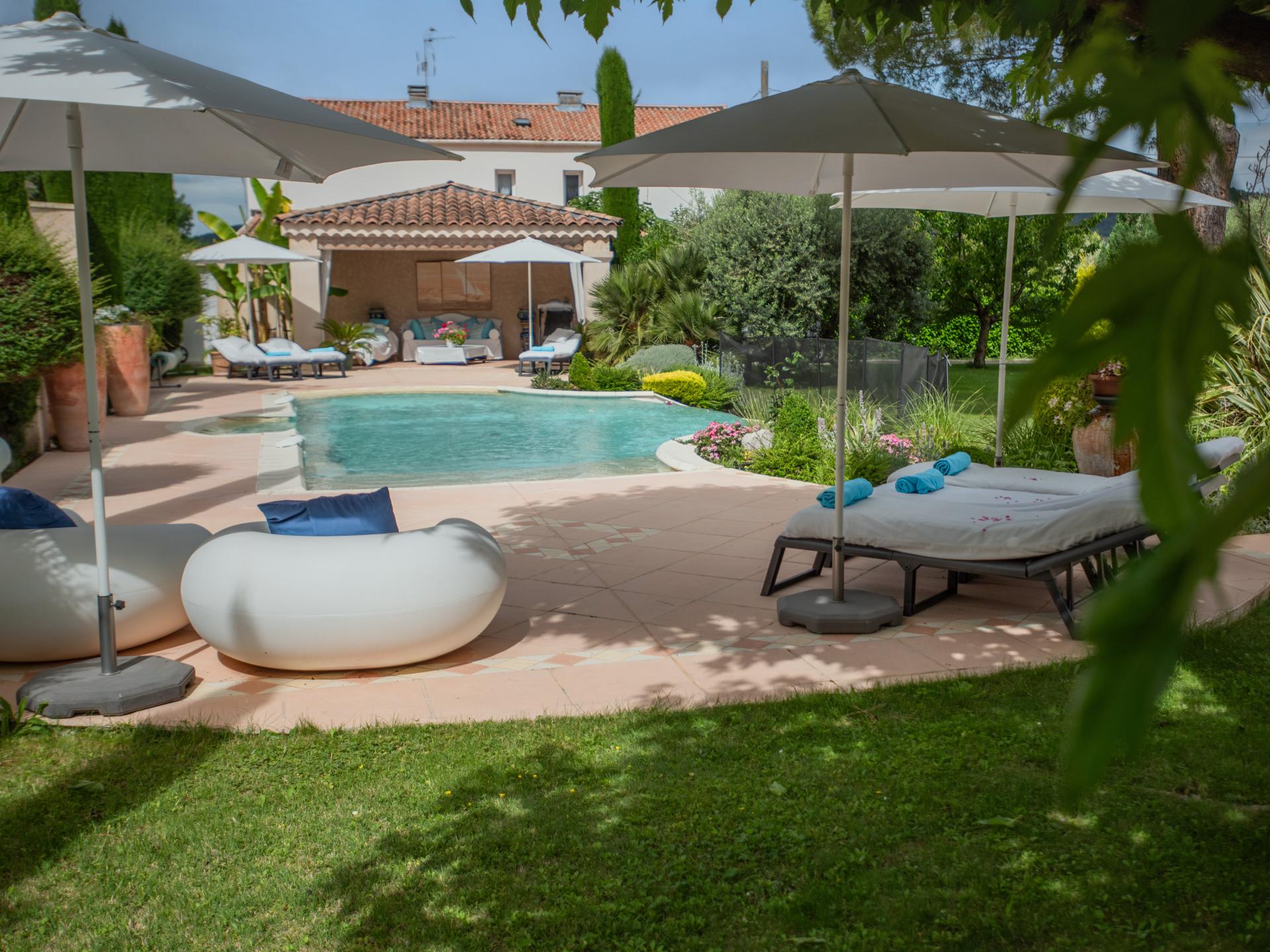Villa met mooie tuin, privézwembad en terrassen