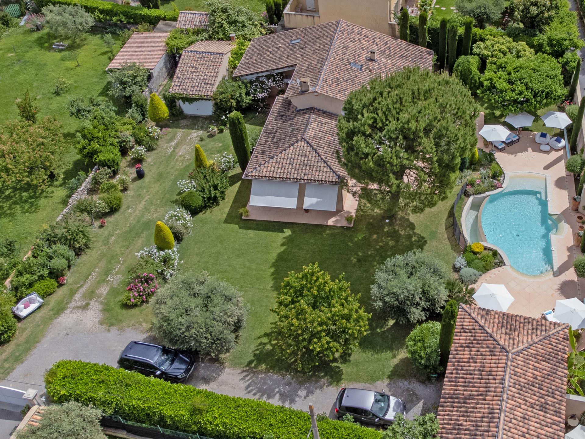 Villa met mooie tuin, privézwembad en terrassen