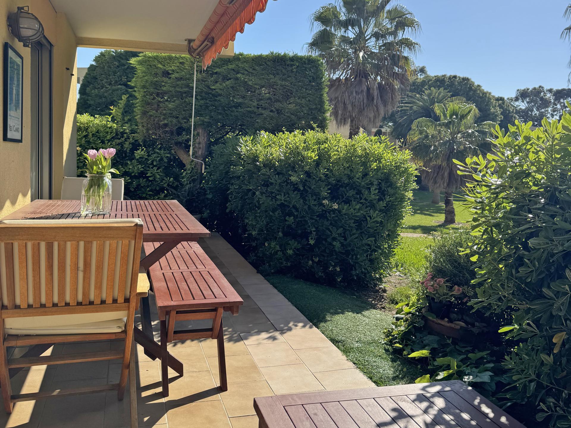 Luxe appartement op de b.g. en zwembad op domein